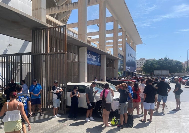 La taquillas de La Rosaleda, otra vez con una espectacular cola de malaguistas a pleno sol